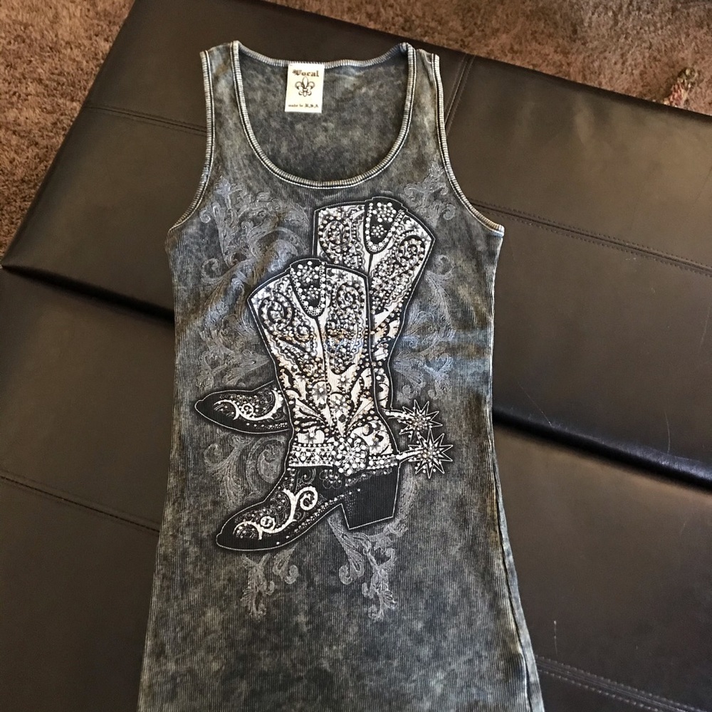 Long tank top with cowboy boots with rhinestones